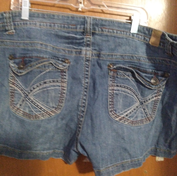 Maurices sz 24 Distressed shorty shorts - Picture 2 of 3